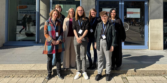 Die Wissenschaftler*innen des IFS stehen gemeinsam vor dem Gebäude, in welchem die PAEPS stattfand