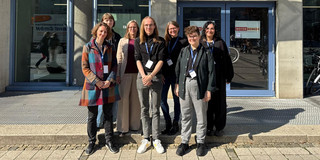 Die Wissenschaftler*innen des IFS stehen gemeinsam vor dem Gebäude, in welchem die PAEPS stattfand