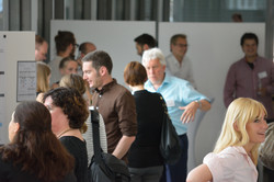 3. Symposium Tagung Foto der Tagung bei der Posterpräsentation mit zahlreichen Gästen, die sich unterhalten