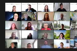 Screenshot von Zoom mit Gruppenansicht der Teilnehmenden