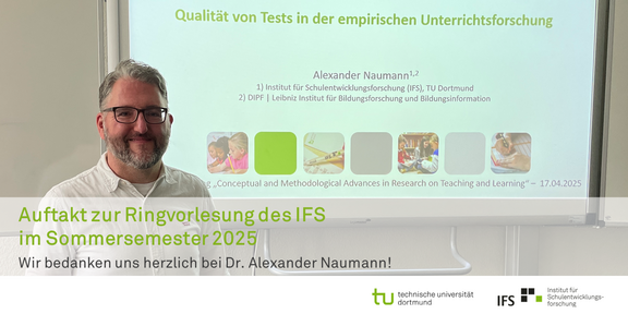 Dr. Alexander Naumann lächelt vor seiner Präsentation zum Betrachenden