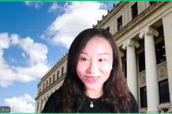Fuhui Tong lächelt in die Kamera beim Zoom-Meeting
