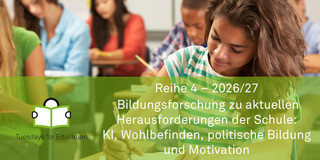 Mädchen schreibt in einem Klassenraum. Im Hintergrund sind weitere Schüleri*innen und schreiben