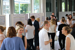 3. Symposium Nachwuchstagung Foto der Posterpräsentation bei der Nachwuchstagung mit zahlreichen Gästen