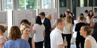 3. Symposium Nachwuchstagung Foto der Posterpräsentation bei der Nachwuchstagung mit zahlreichen Gästen