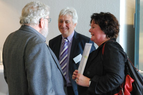 Foto von drei Personen mit Prof. Dr. Heinz Günter Holtappels (mittig) und Prof. Dr. Dr. h.c. mult. Ingrid Gogolin (rechts)
