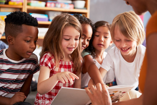 AG Heppt Kachelbild Grundschulkinder schauen sich zusammen ein Buch an