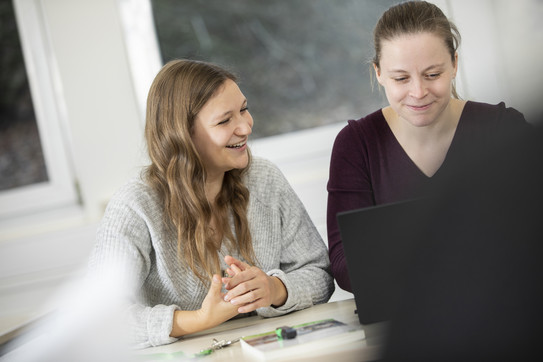 Studierende Zwei Studierende im Gespräch