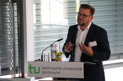 3. Symposium Maaz Foto von Prof. Dr. Kai Maaz am Pult bei einer Rede