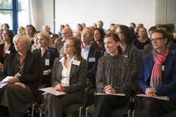 Foto von den sitzenden Teilnehmenden, unter anderem Prof. Dr. Nele McElvany und Prof. Fani Lauermann, PhD in der vorderen Reihe