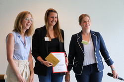 Foto der Verleihung vom Waxmann Posterpreis an Finja Grospietsch mit Dr. Annika Ohle-Peters