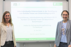 Charlotte Dignath und Jasmin Decristan vor der Präsentationsfolie