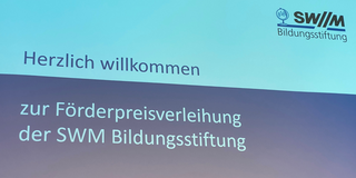 Foto der Startpräsentation zur Förderpreisverleihung der SWM Bildungsstiftung