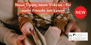 Ein Erwachsener liest mit einem Kind auf dem Schoß in einem aufgeschlagenen Buch.