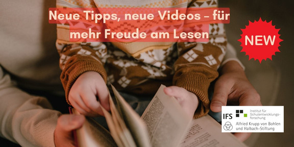 Ein Erwachsener liest mit einem Kind auf dem Schoß in einem aufgeschlagenen Buch.