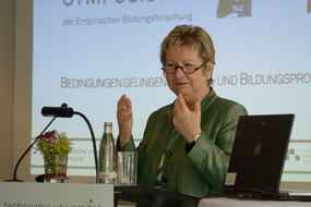 Foto von einer Person zur Eröffnung des 2. Dortmunder Symposiums am Pult
