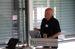 3. Symposium Horz Foto von Prof. Dr. Holger Horz am Pult mit Laptop und bei einer Präsentation