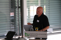 Foto von Prof. Dr. Holger Horz am Pult mit Laptop und bei einer Präsentation