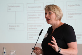 Foto von Prof. Dr. Anita Schilcher der Universität Regensburg bei ihrem Vortrag