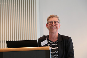 Foto von Prof. Dr. Corinna Kleinert bei ihrem Vortrag am Pult