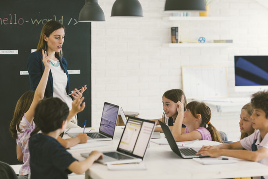Aufzeigende_SchuelerInnen_Unterricht_Laptops Schulklasse an Laptops