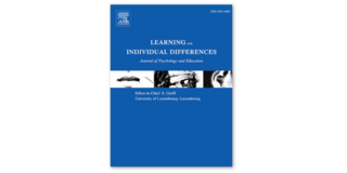 Dunkelblaues Journalcover mit weißen Schriftzug Learning and Individual Differences