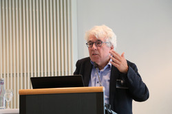 5. Symposium Klieme Foto von Prof. Dr. Eckhard Klieme bei seiner Präsentation am Pult