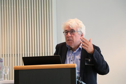 Foto von Prof. Dr. Eckhard Klieme bei seiner Präsentation am Pult