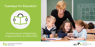 Lehrkraft mit drei Grundschulkindern im Unterricht bei einer Lernsituation