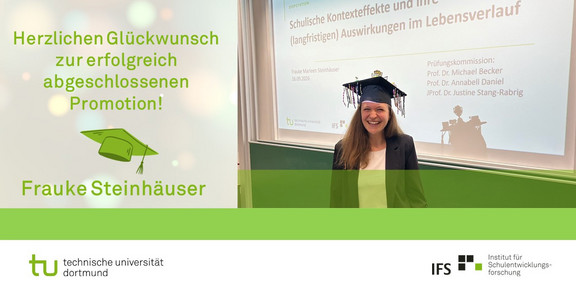 Foto von Frauke Steinhäuser mit einem Doktorhut vor einer Wand, auf der eine Präsentation mit dem Titel "Schulische Kontexteffekte und ihre (langfristigen) Auswirkungen im Lebensverlauf" zu sehen ist.