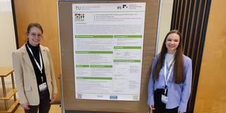 Foto von Svenja Wehrhöfer und Leonie Dargiewicz neben einem Poster des Projekts SPEAK