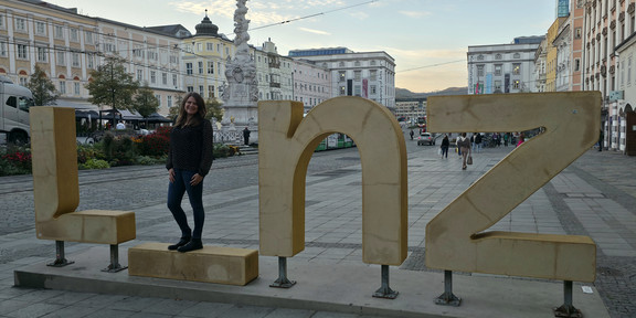Justine in front of the City Linz.