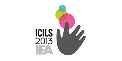 Dunkelgrauer Schriftzug des Projektnamens ICILS 2019 IEA mit dunkelgrauer, symbolischer Hand und einem jeweils rosa, grünen und blauen Kreis
