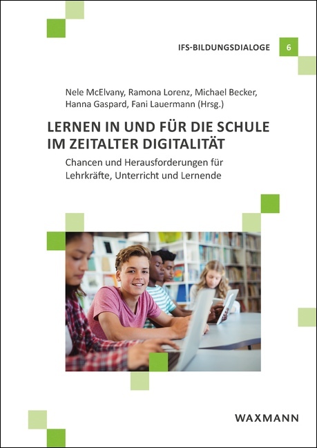 Weißes Publikationscover mit Abbildung von Schüler*innen an Laptops mit schwarzen Schriftzug Lernen in und für die Schule im Zeitalter der Digitalität
