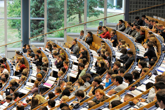 Studierende im Hörsaal Studierende sitzen in einer Vorlesung im Hörsaal.